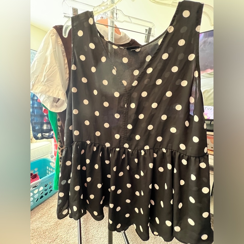 Torrid Size 3X Black and White Polla Dot Sleeveless Blouse with V Neck